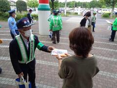 啓発グッズなどを配りながら地域の安全を呼びかけ