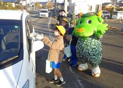 小学生がグッズを渡している様子
