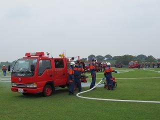 消防車と消防団員