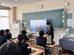 職場体験のまとめスライドを発表する生徒の様子