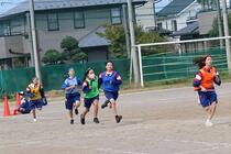 旦所混合リレー女子の接戦の様子