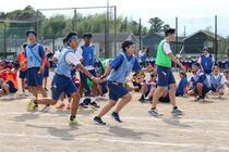 男女混合リレーバトンパスの瞬間