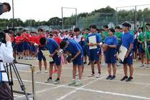 総合優勝の表彰を受ける青団