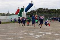 女子の吹き流しリレーの様子