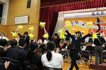吹奏楽部の演奏に合わせて踊る先生方