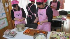 芋煮会準備で竜ヶ崎二高生が野菜を切っている写真