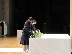 龍ケ崎市戦没者追悼式で献花を行いました2