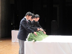 龍ケ崎市戦没者追悼式で献花を行いました3