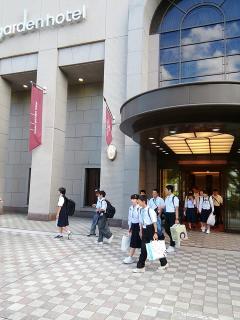 ホテルを後にし、大和ミュージアムに向かう生徒たち