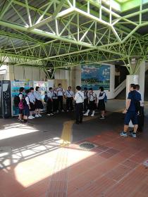 佐貫駅に集合する生徒たち