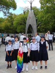 「原爆の子の像」の前で千羽鶴とともに記念撮影