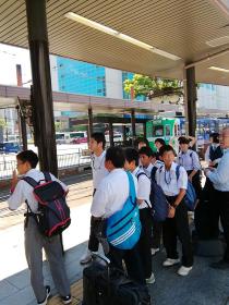 バスを待つ生徒たち