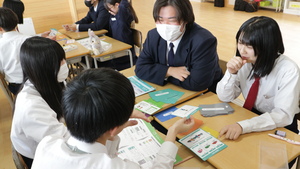 カードゲームで人生の疑似体験をする生徒たち