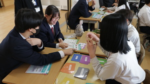 カードゲームで人生の疑似体験をする生徒たち