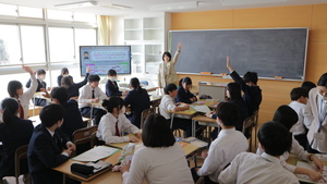 講師の説明に質問する生徒