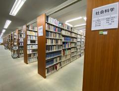 流通経済大学龍ケ崎図書館の館内イメージ