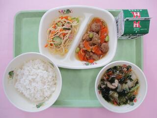 ご飯・ 牛乳・ ミートボールの甘辛炒め・ パスタサラダ・ 白菜スープ