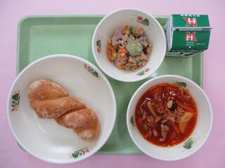 きなこ揚げパン・ 牛乳・ れんこんサラダ・ 豚肉のチリトマト煮