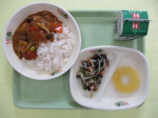 ポークカレーライス（麦ご飯・ポークカレー）・ 牛乳・ のリ酢和え・ パインアップル
