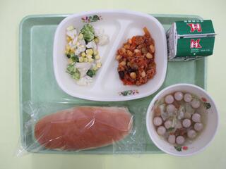 はちみつパン・ 牛乳・ ポークビーンズ・ 花野菜サラダ・ マカロニスープ