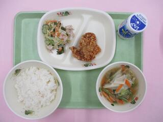 ご飯/ 発酵乳（プレーン） 鶏肉のから揚げ しゃぶしゃぶサラダ ワンタンスープ