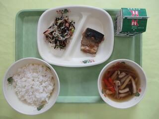 ご飯・ 牛乳・ さばのみそ煮・ 豆和え・ とりごぼう汁