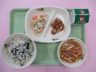 わかめご飯・ 牛乳・ 鶏肉のねぎみそかけ・ さつまいもサラダ・ 大根と油揚げのみそ汁