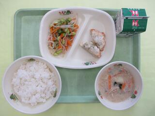 ご飯・ 牛乳・ 焼きぎょうざ・ 枝豆のサラダ・ 豆乳ごまスープ