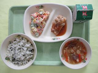 わかめご飯・ 牛乳・ 鶏肉のねぎみそかけ・ さつまいもサラダ・ 大根と油揚げのみそ汁