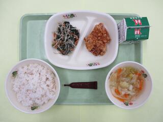麦ご飯・ 牛乳・ミルメーク（ココア）・ 鶏肉のからあげ・ のり酢和え・ ABCスープ