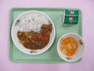 チキンカレーライス （麦ご飯・チキンカレー）・ 牛乳・ 福神漬け・ みかんゼリーミックス