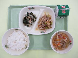 枝豆と鶏肉のまぜご飯 （ご飯・枝豆と鶏肉のまぜご飯の具）・ 牛乳・ のり酢和え ・あったかみそ汁