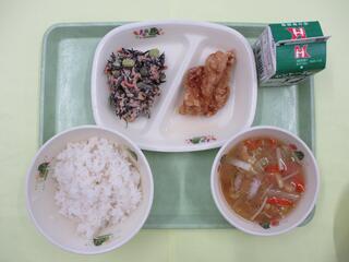 麦ご飯・ 牛乳・ 鶏肉のレモン風味・ ひじきサラダ ・白菜のみそ汁