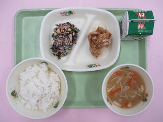 ご飯 ・牛乳・ 鶏肉のレモン風味・ ひじきサラダ ・白菜のみそ汁
