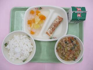 中華丼（ご飯･中華丼の具）・ 牛乳・ ぎょうざロール・ ナタデココフルーツ