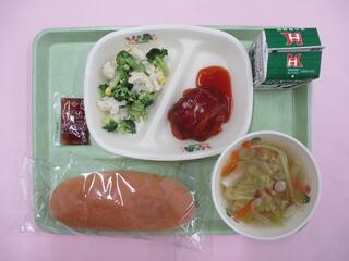 コッペパン・いちごジャム・ 牛乳・ ハンバーグトマトソース・ 花野菜サラダ ・コンソメスープ