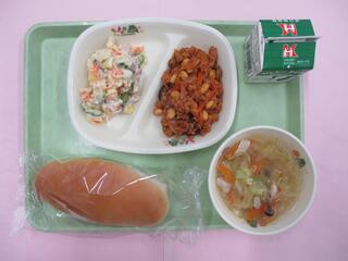 はちみつパン・ 牛乳・ ポークビーンズ・ ポテトサラダ・ アルファベットスープ