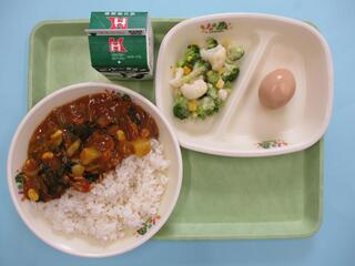 小松菜豆カレーライス（麦ご飯・小松菜豆カレー）・ 牛乳・ しょうゆたまご ・花野菜サラダ