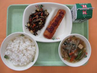 麦ご飯・ 牛乳・ 太刀魚フライ・ ひじきの炒り煮・ とりごぼう汁