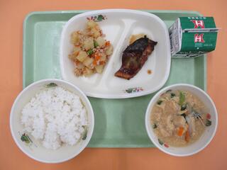 ご飯・ 牛乳・ あじのスタミナ焼き・ じゃがいものそぼろ煮・ かき玉汁