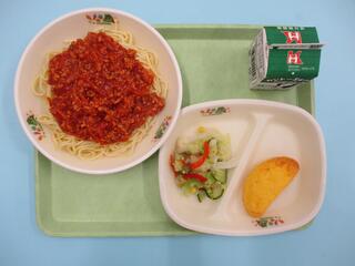 ミートソーススパゲッティ （ソフトスパゲッティ・ミートソース）・ 牛乳 ・チーズオムレツ・ カラフルサラダ