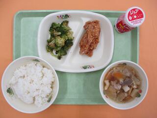 ご飯・ 発酵乳（ストロベリー）・ 鶏肉のから揚げ・ ブロッコリーのおかか和え ・けんちん汁