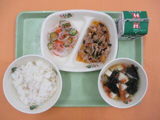 ご飯・ 牛乳・ 豚肉のキムチ炒め・ バンサンスー・ わかめスープ