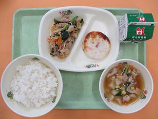 ご飯 ・牛乳・ たこ天かまぼこ・ 甘辛野菜炒め・ どさんこ汁