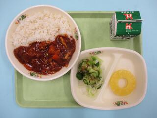 米粉ハヤシライス（麦ご飯・米粉ハヤシルー）・ 牛乳・ グリーンサラダ・ パインアップル