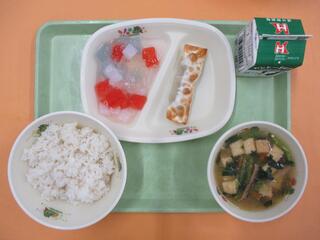 麦ご飯・ 牛乳 ・ぎょうざロール・ 中華スープ ・あじさいゼリー