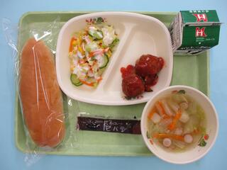 コッペパン・チョコクリーム・ 牛乳・ ミートボールラタトゥイユソース・ コーンサラダ・ 野菜スープ