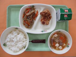 ご飯・ 牛乳・ミルメークココア・ 鶏肉のから揚げ・ きんぴらごぼう・ 豚汁