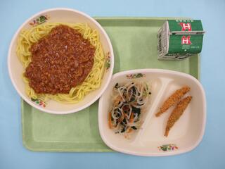 ジャージャー麺 （冷やしソフト中華めん・ジャージャー麺の具）・ 牛乳・ 米粉きびなごフライ ・もやしのサラダ