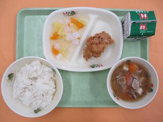 ご飯・ 牛乳・ 鶏肉のから揚げ・ 具だくさん豚汁・ ナタデココフルーツ